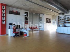 Office, 361 m², near bus and train, almost new