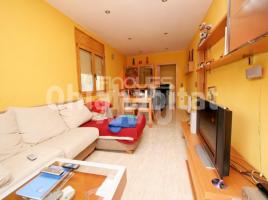 Houses (villa / tower), 221 m², almost new, Calle Castelló