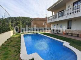 Houses (villa / tower), 250 m², almost new