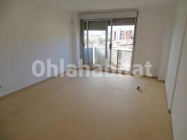 Flat, 93 m², near bus and train, almost new
