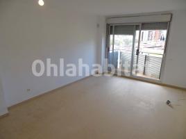 Flat, 93 m², near bus and train, almost new