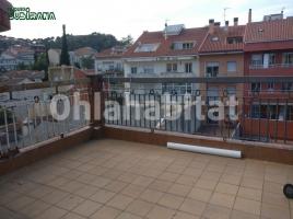 Flat, 76 m², near bus and train, almost new