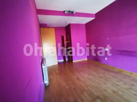 Flat, 74 m², near bus and train, almost new