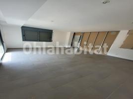 Flat, 204 m², near bus and train, almost new