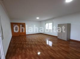 Casa (unifamiliar aislada), 218 m², cerca de bus y tren, seminuevo