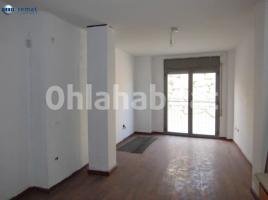 Flat, 80 m², near bus and train, almost new