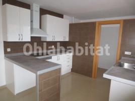 Casa (unifamiliar aislada), 296 m², cerca de bus y tren, seminuevo