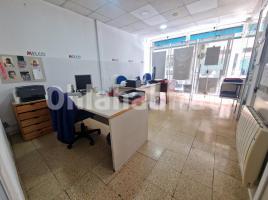 Local comercial, 185 m², cerca de bus y tren, Calle Josep Maria de Sagarra