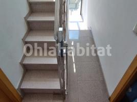 Piso, 86 m², cerca de bus y tren, seminuevo