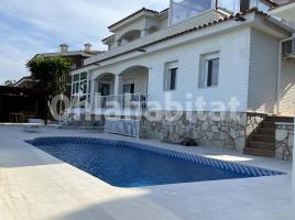 Houses (villa / tower), 370 m², Calle Besòs