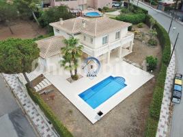 Houses (villa / tower), 349 m², almost new, Calle Pitxot