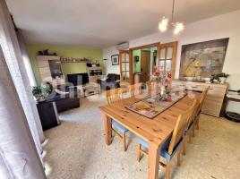 Houses (terraced house), 253 m², close to bus and metro