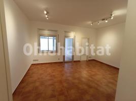 Flat, 91 m², close to bus and metro