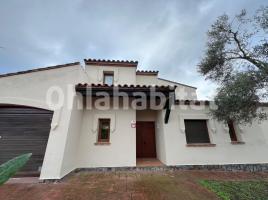 Casa (unifamiliar aislada), 254 m², cerca de bus y tren, seminuevo