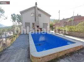 Casa (unifamiliar aislada), 277 m², cerca de bus y tren, seminuevo