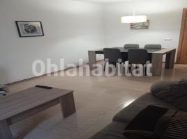 Flat, 85 m², near bus and train, almost new