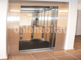 Casa (unifamiliar adosada), 371 m², cerca de bus y tren, seminuevo, Calle Acàcies, 44