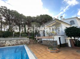 Houses (villa / tower), 323 m², Calle Verbania