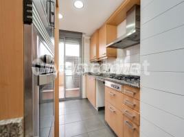 Piso, 92 m², cerca de bus y tren, seminuevo