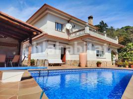 Houses (villa / tower), 333 m², near bus and train, almost new