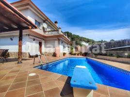 Houses (villa / tower), 333 m², near bus and train, almost new