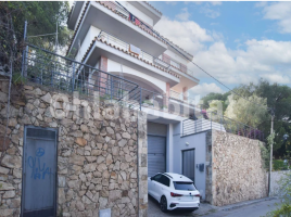 Houses (villa / tower), 325 m², Calle Garbí, 22