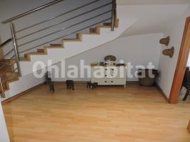 Dúplex, 98 m², cerca de bus y tren, seminuevo