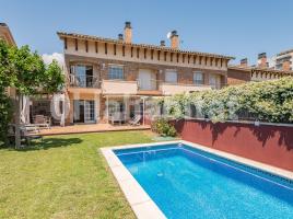 Houses (villa / tower), 324 m², near bus and train, Calle Santiago Rusiñol