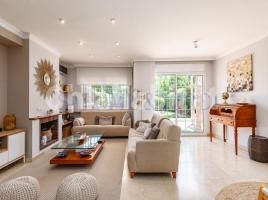 Houses (villa / tower), 324 m², near bus and train, Calle Santiago Rusiñol