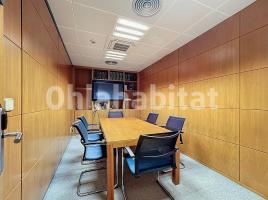 Louer , 860 m², près de bus et de train, Calle de Tuset, 23