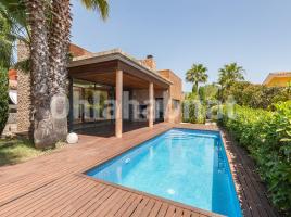 Houses (villa / tower), 363 m², almost new, Calle Margarida Abril