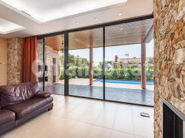 Houses (villa / tower), 363 m², almost new, Calle Margarida Abril