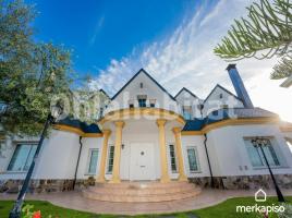 Houses (detached house), 953 m², near bus and train