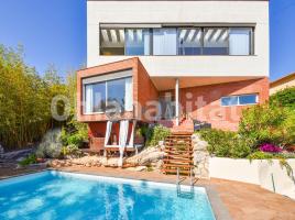 Casa (unifamiliar aislada), 414 m², cerca de bus y tren, seminuevo