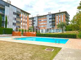 Pis, 93 m², près de bus et de train, presque neuf