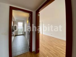 Pis, 93 m², près de bus et de train, presque neuf