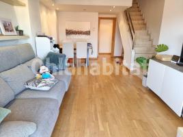 Dúplex, 95 m², cerca de bus y tren, seminuevo