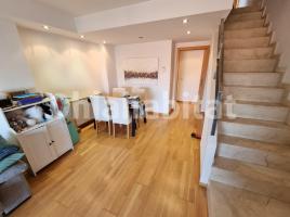 Dúplex, 95 m², cerca de bus y tren, seminuevo