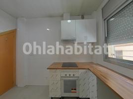 Flat, 99 m², near bus and train, almost new