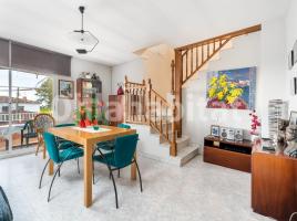 Dúplex, 243 m², cerca de bus y tren