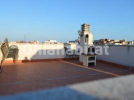 Pis, 103 m², près de bus et de train, presque neuf