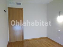 Flat, 96 m², near bus and train, almost new