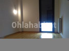 Flat, 96 m², near bus and train, almost new