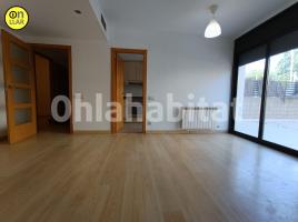 Flat, 98 m², near bus and train, almost new