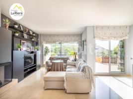 Casa (unifamiliar aislada), 289 m², cerca de bus y tren, seminuevo