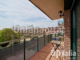 Flat, 97 m², near bus and train, almost new