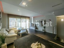 Casa (unifamiliar adosada), 223 m², cerca de bus y tren, seminuevo