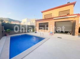 Casa (unifamiliar aislada), 359 m², cerca de bus y tren, seminuevo