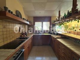 Houses (detached house), 376 m², near bus and train