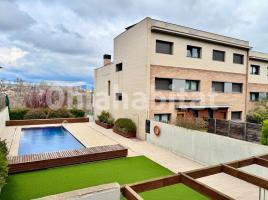 Houses (detached house), 335 m², near bus and train, almost new